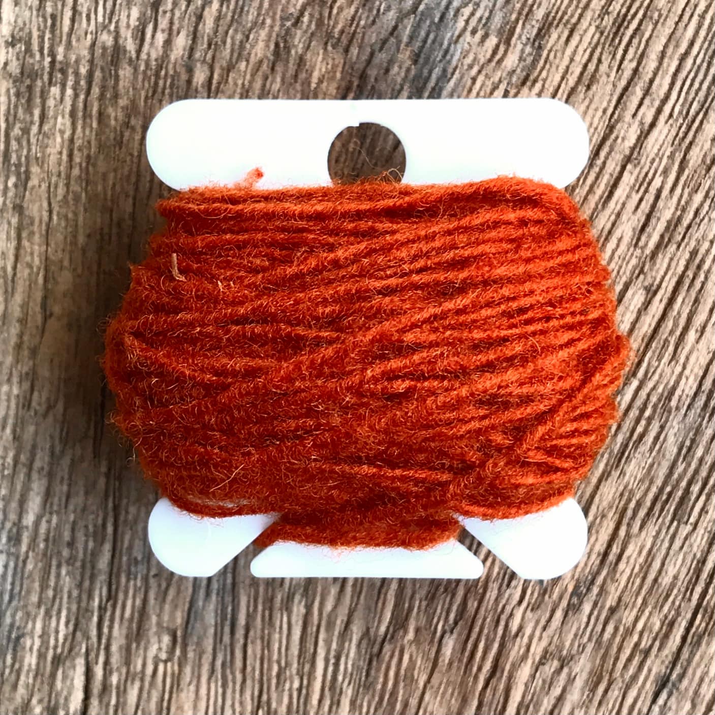 Fio Vinte para bordado em tecido e papel