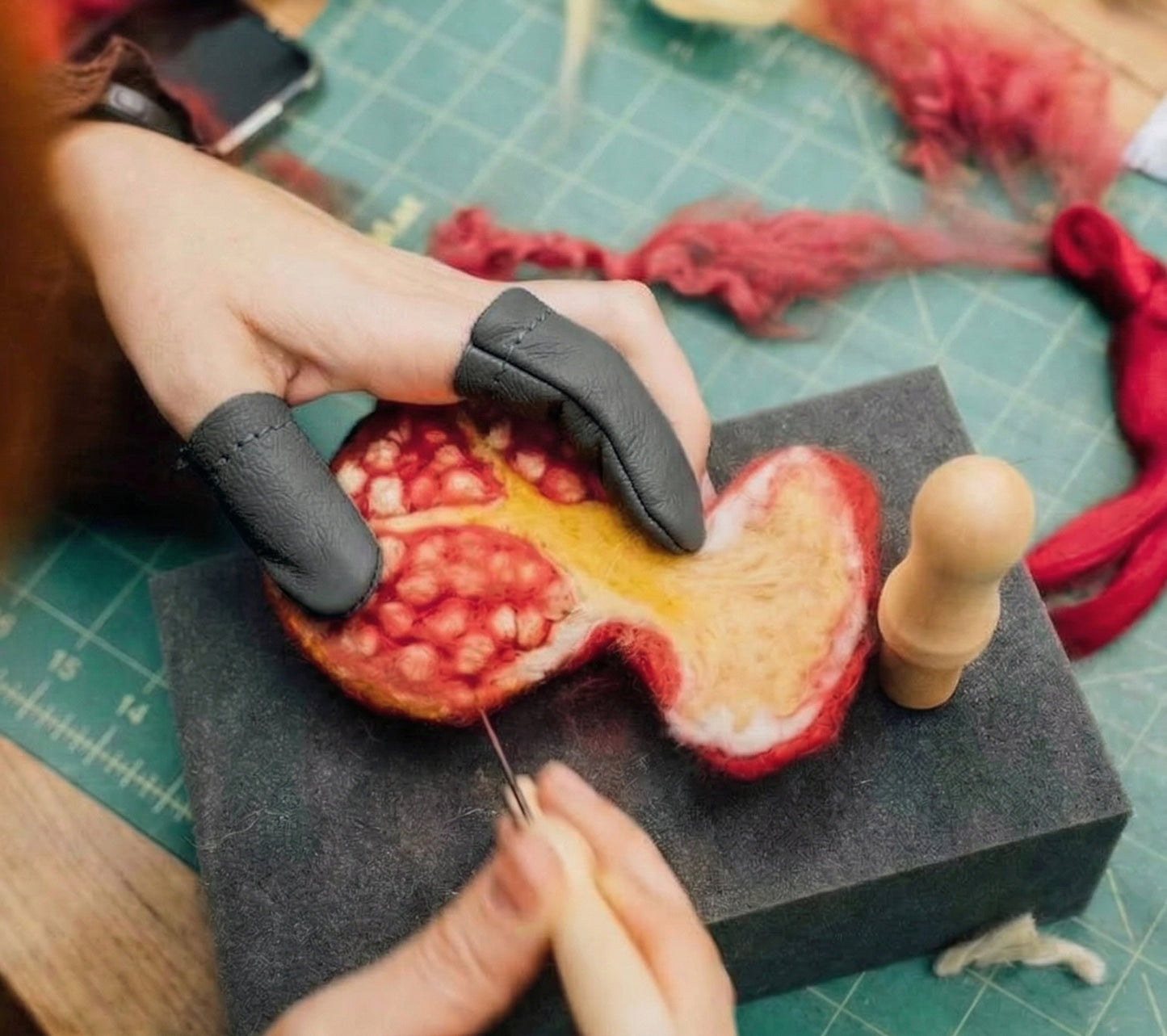 Finger protection for felting