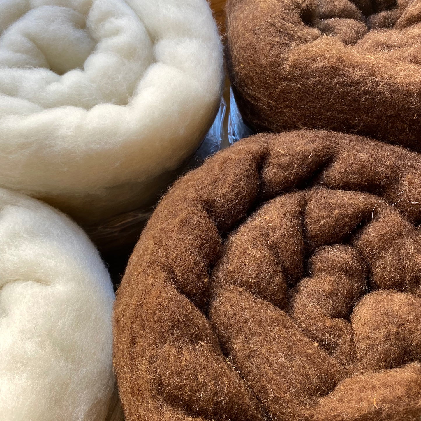 Lã cardada para feltragem ou enchimento - Castanho natural