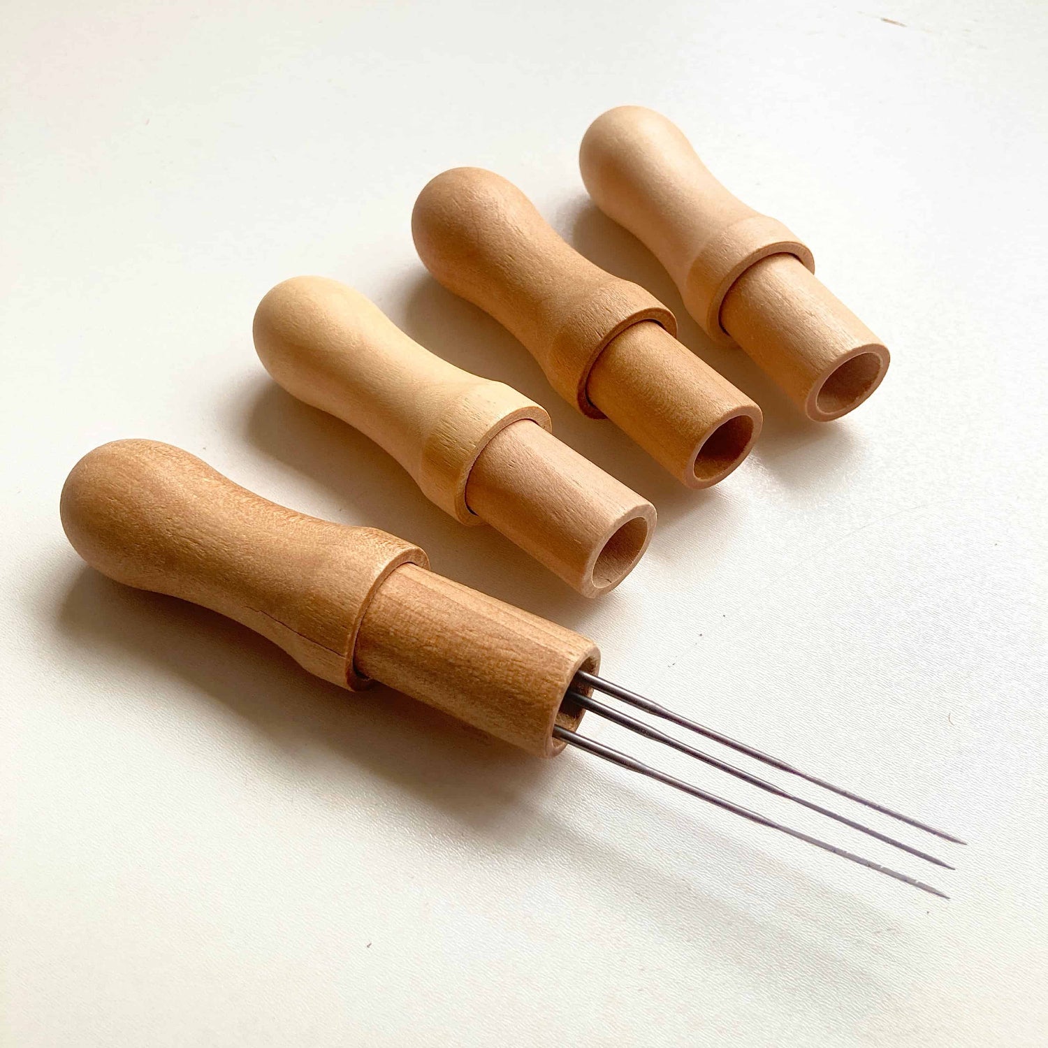 Materiais e acessórios para feltragem com agulha